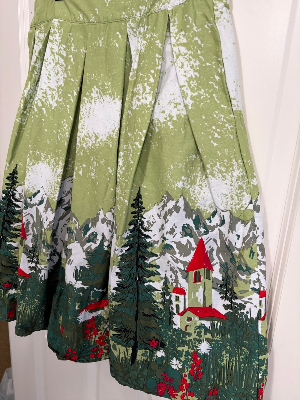 Like new size M vintage Oktoberfest scenic green white and red pleated skirt! - Picture 2 of 10